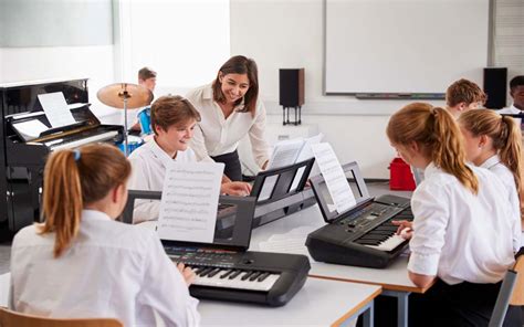 learn guitar in dubai